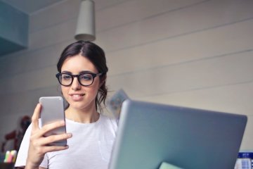 Девушка с телефоном