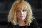 Раздвинула ноги и задрала юбку: вульгарный образ Аллы Пугачевой, она еще ого-го