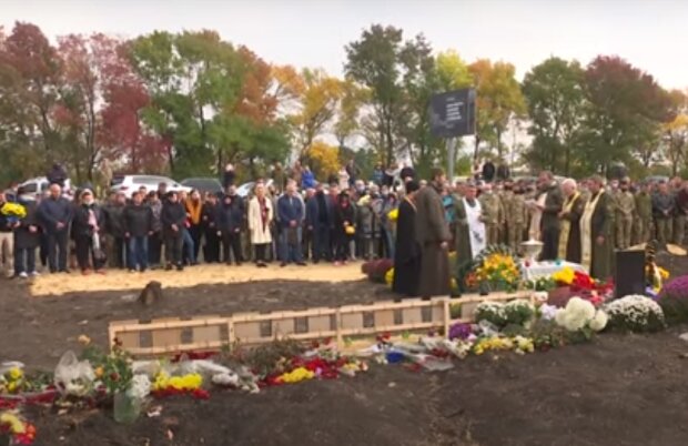На месте падения Ан-26 на Харьковщине отслужили панихиду по погибшим. Фото: скриншот видео