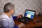 Пенсіонерка за комп'ютером. Фото: скріншот YouTube-відео