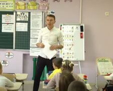 Учитель в украинской школе. Фото: скриншот YouTube-видео