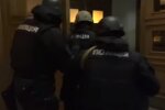 Полицейские избили и покусали своего начальника из-за неожиданной причины. Фото: скриншот YouTube