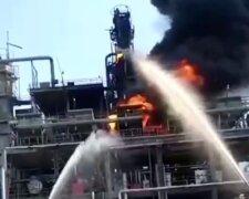 Пожежа на НПЗ. Фото: скріншот Telegram-відео