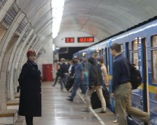 ЧП в киевском метро: неадекватный мужик напугал пассажиров Видео