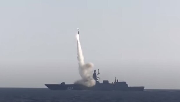 Запуск ракеты рф с моря. Фото: скриншот YouTube-видео