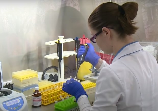 Украинцев будут массово тестировать из-за коронавируса. Фото: Факты, скрин