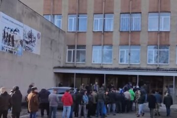 Очередь в ТЦК. Фото: скриншот YouTube-видео