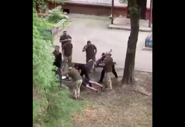 У мережі з'явилося відео, як поліцейський допомагав ТЦК із мобілізацією - жорстокість зашкалює