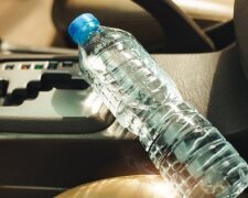 Перегретый салон автомобиля с вещами на сиденье