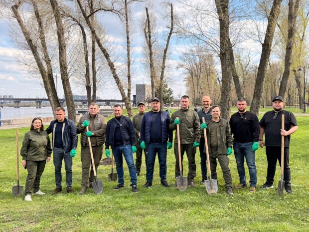 У Печерському районі Києва висадили 27 дубів Шевченка