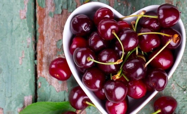 Почему нужно кушать именно темную черешню: чистит печень и помогает похудеть