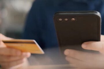 Банковская карта. Фото: YouTube, скрин