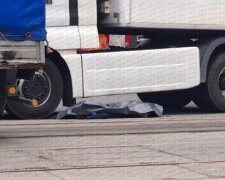 Место ДТП на Бориспольской улице в Киеве: грузовик наехал на пожилую женщину, выходившую из трамвая