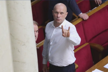 Илья Кива не может расстаться со своим смартфоном, фото: 5 канал
