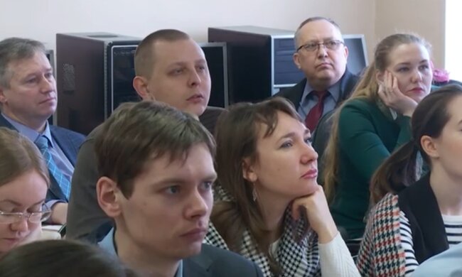 Чиновников посадят за парты. Фото: скрин YouTube