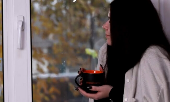 Девушка замерзла. Фото: youtube.com