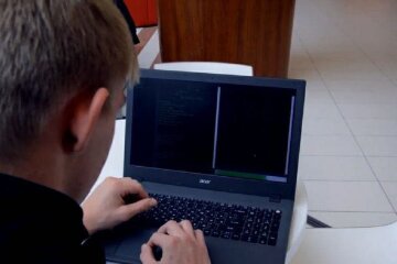 Аферисти в мережі. Фото: скріншот Youtube-відео