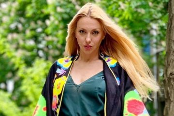 Полякова показала, как будет раздеваться в старости