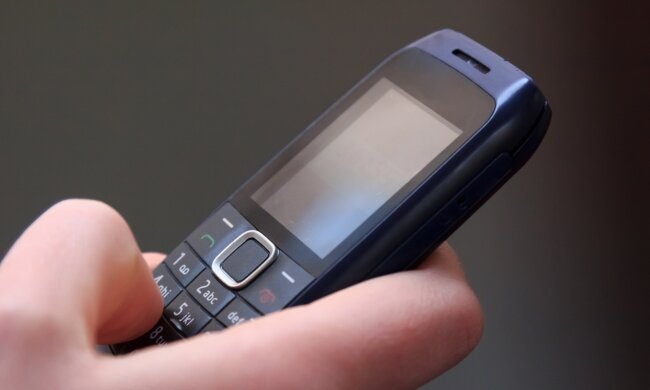 Українці все частіше змінюють смартфони на кнопкові телефони - причини. Фото: ITC