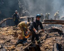 Рятувальники розчищають завали поштового терміналу після атаки на Харків