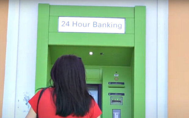 Банкомат "ПриватБанка". Фото: скриншот YouTube-видео.