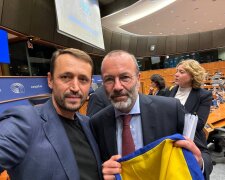 Прапор України, як символ перемоги добра над злом: Валерій Дубіль передав стяг Президенту Європейської народної партії Манфреду Веберу