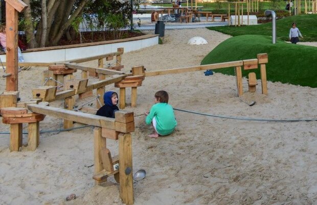 Киевские площадки становятся опасными для малышей: "завезли вместе с песком детям..."