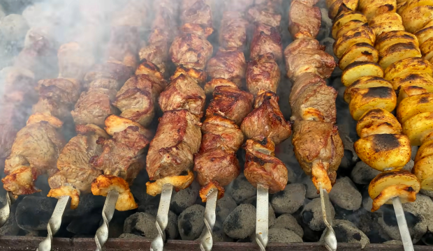 Какие дрова помогут сделать шашлык вкуснее. Фото: YouTube