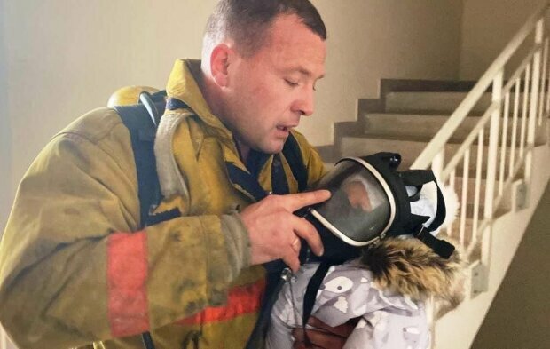 Віддав кисневу маску немовляті: скромного героя-пожежника показали всій Україні