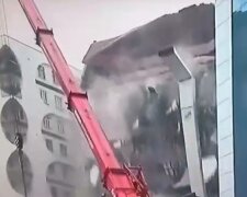 Будинок впав у прямому ефірі в Туреччині. Фото: скріншот YouTube-відео