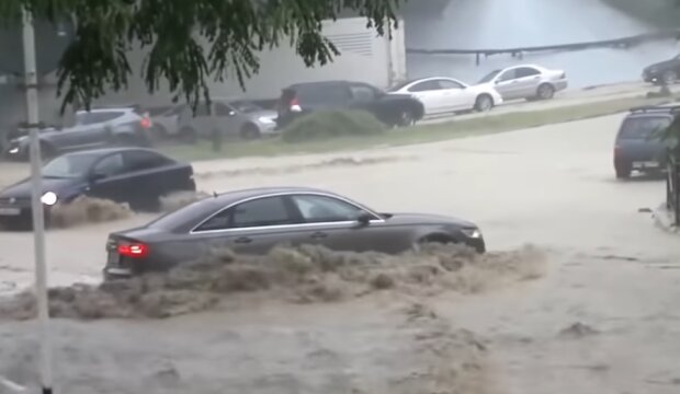Дожди затопили город. Фото: youtube