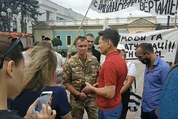 Митинг под Радой. Фото: скриншот Facebook-видео