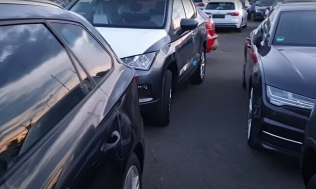 Стоянка автомобилей. Фото: скриншот Youtube