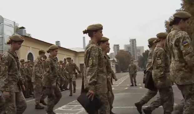 Девушки в армии. Фото: скриншот YouTube-видео
