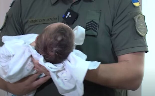Военнослужащий с новорожденным ребенком. Фото: скриншот YouTube-видео