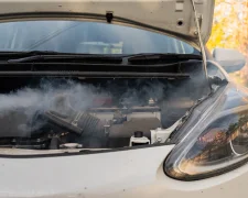 Перегрітий двигун автомобіля з парою з-під капота