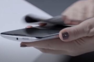 Смартфон. Фото: скриншот YouTube