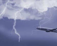 Молния попала в самолет