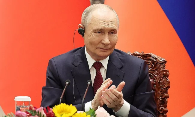 путін у кремлі на тлі карти бойових дій