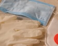 Украинцам дали советы по утилизации использованных масок и перчаток. Фото: скриншот YouTube
