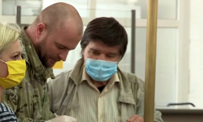 Виплата пенсій. Фото: скріншот Youtube