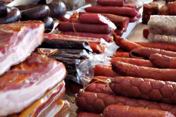 В Україні здорожчала ковбаса - актуальні ціни. Фото: скріншот YouTube-відео