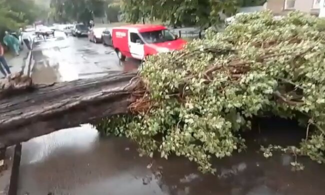Стихия трощит Киев, дороги превратились в Венецию, машины плавают по городу