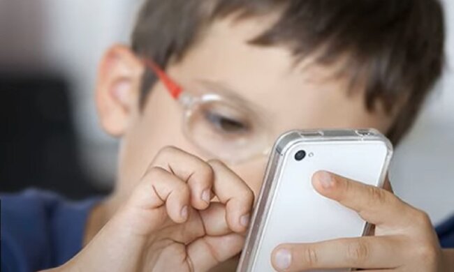 Дети со смартфоном. Фото: YouTube