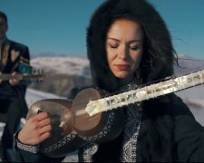 "Щедрик" исполнили на азербайджанских народных инструментах. Фото: YouTube, скрин