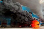 Пожар на складе логистической компании в Днепре после удара рф, горят автомобили