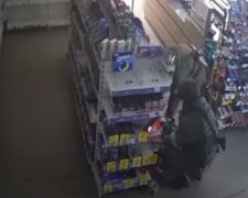 Окупанти РФ грабують магазин. Фото: скріншот YouTube-відео