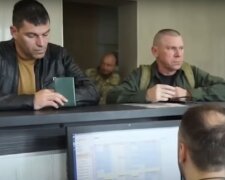 Військовозобов'язані українці. Фото: скріншот YouTube-відео