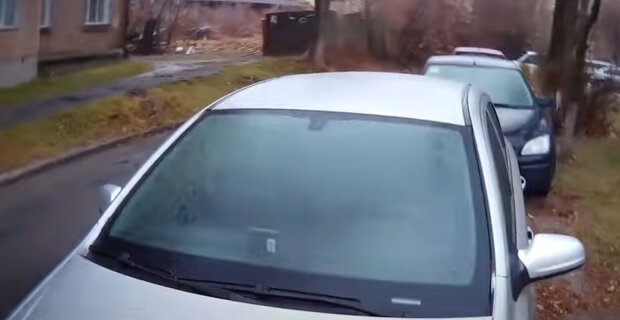 Замерзло лобове скло у авто. Фото: скріншот YouTube-відео
