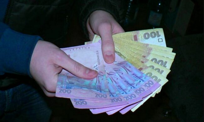 Уже не "тысяча Зеленского": с июля украинцам начнут выплачивать по 4500 грн. Фото: скриншот YouTube